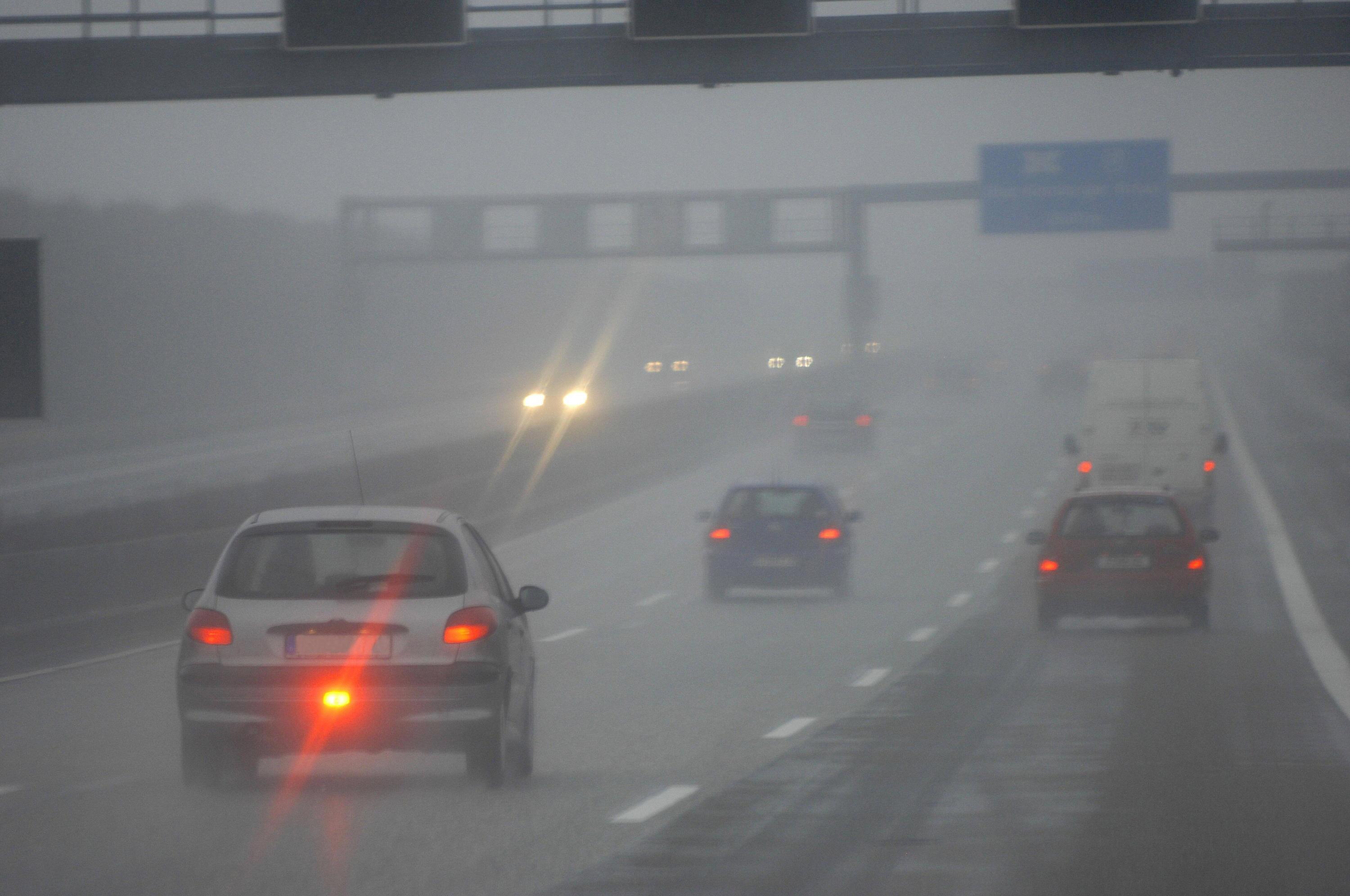 Fahren bei schlechter Sicht: Regeln für den Einsatz von Nebelschlussleuchte  und Scheinwerfer