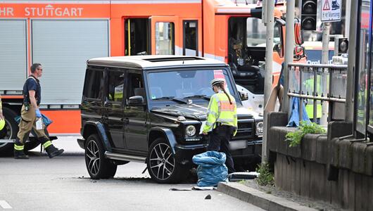 Auto fährt in Personengruppe