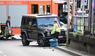 Auto fährt in Personengruppe