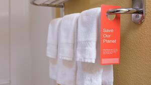Handtücher mit einem "Save our Planet"-Hinweisschild