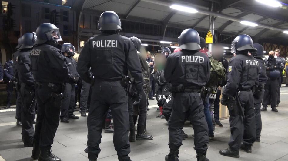 Massenschlägerei nach Neonazi-Demo - Bonner Bahnhof kurz gesperrt