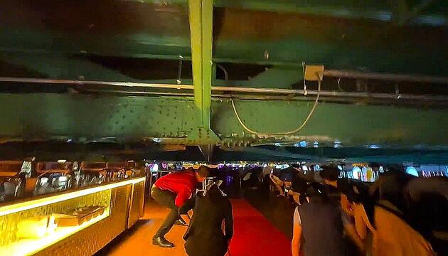 Passagiere müssen sich ducken: Ausflugsboot fährt knapp unter Brücke hindurch
