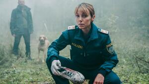 "Das Vergessen: Spurlos im Moor": Polizistin Pia Krauss (Julia Koschitz) hält einen ...