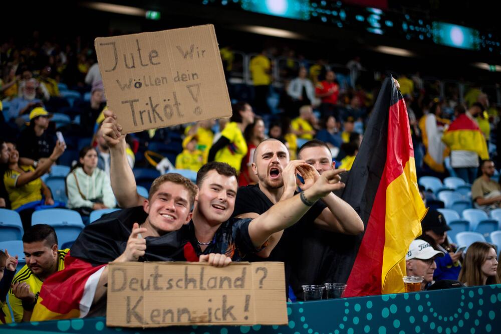 Fans der deutschen Nationalmannschaft warten auf den Anpfiff des Spiels gegen Kolumbien.