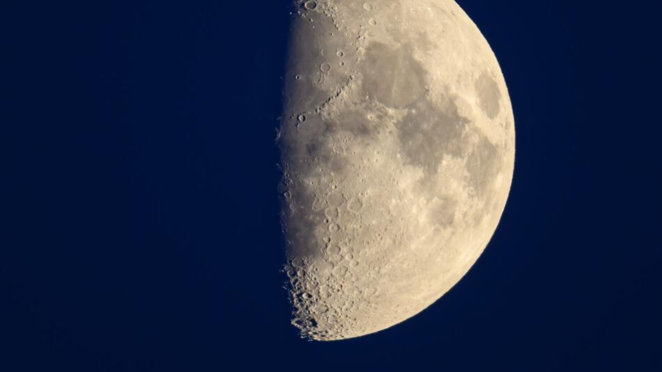 Zunehmender Mond am Abendhimmel