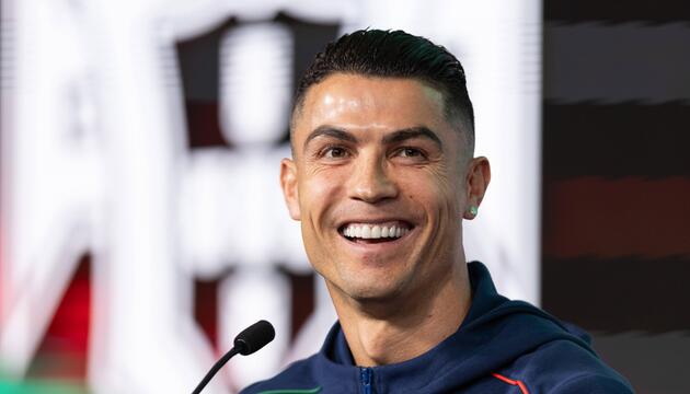 Cristiano Ronaldo hat einen neuen Vertrag bei Al-Nassr unterschrieben.