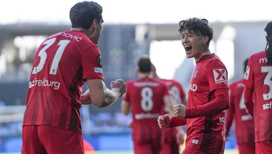 Die Freiburger Igor Matanovic (l.) und Yuito Suzuki freuen sich über das Tor zum 2:0.