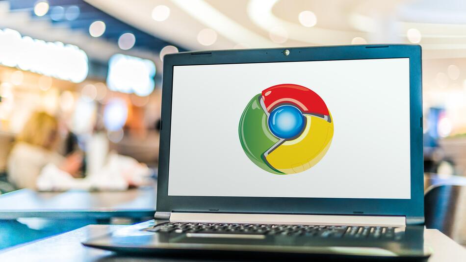 Laptop mit Chrome-Logo