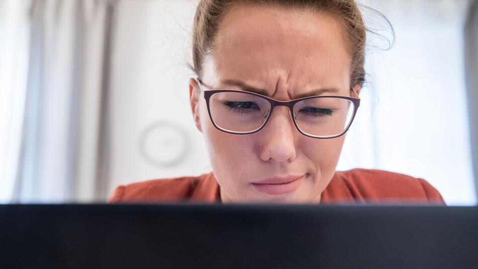 Eine Frau schaut auf einen Monitor