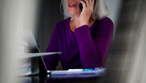Eine Seniorin telefoniert