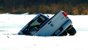 Eis überschätzt: Pick-up-Fahrer bricht auf zugefrorenem See ein