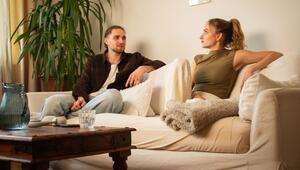 Ein Mann und eine Frau sitzen auf einem Sofa