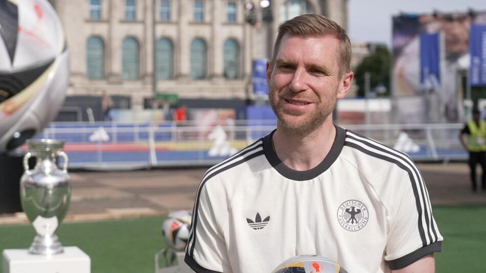 Per Mertesacker ist bei der Präsentation des EM-Finalballs in Berlin dabei