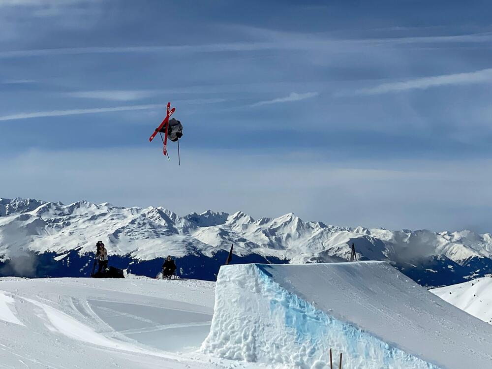 Ein Freeskier beim Slopestyle-Turnier in Laax