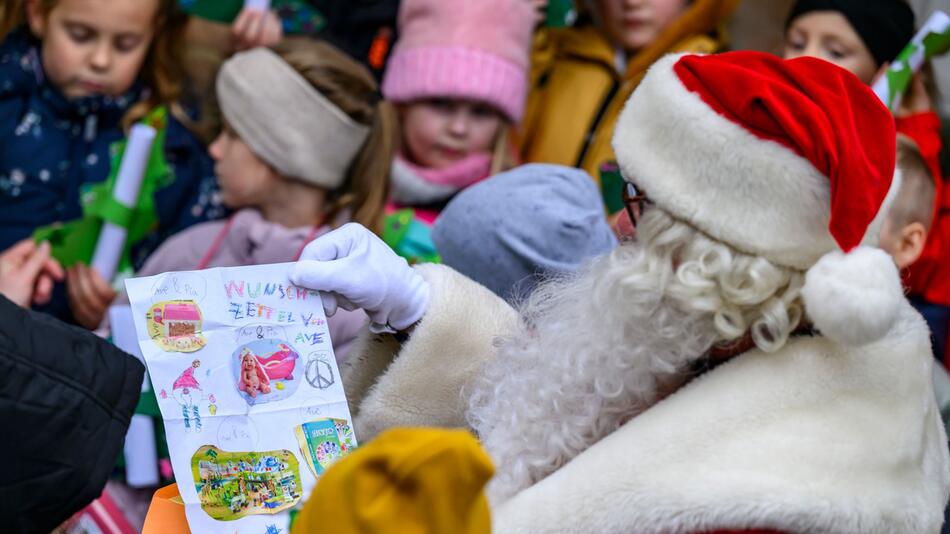 Ankunft des Weihnachtsmannes in Himmelpfort