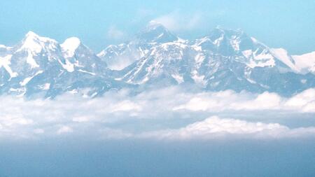 Offenbar sitzen fast 1.000 Menschen am Mount Everest fest
