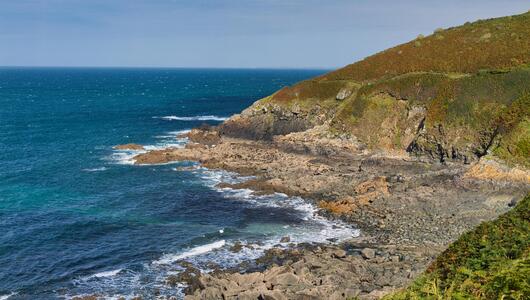 Die zerklüftete bretonische Küste in Nordfrankreich 