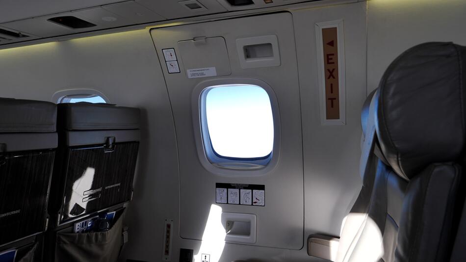Begehrte Plätze: Wer darf am Notausgang im Flugzeug sitzen?