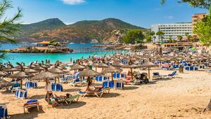 Ein belebter Strand an der Küste von Camp de Mar