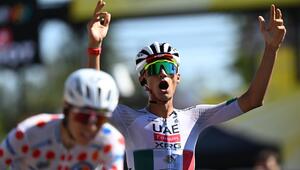 Isaac Del Toro jubelt nach seinem Etappensieg bei der Tour de France.
