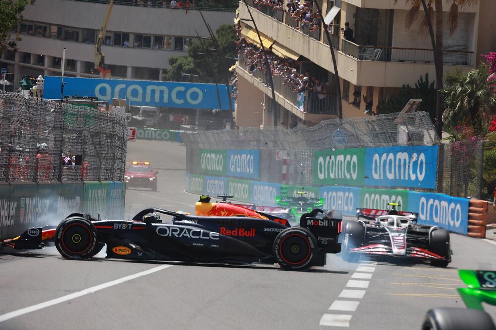 Der Moment des Unfalls: Haas-Pilot Kevin Magnussen streift den Red Bull von Sergio Pérez.