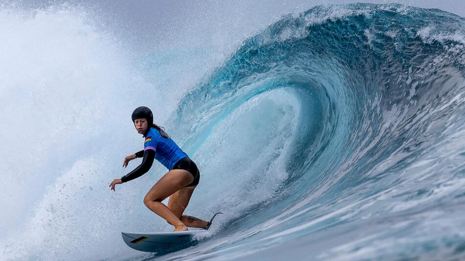 Die deutsche Surferin Camilla Kemp vor Tahiti während ihres olympischen Wettkampfs