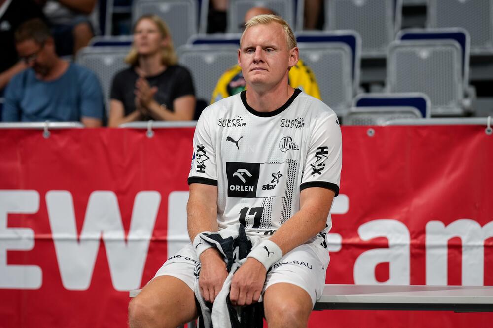 Patrick Wiencek vom THW Kiel sitzt nach seinem Platzverweis auf der Bank