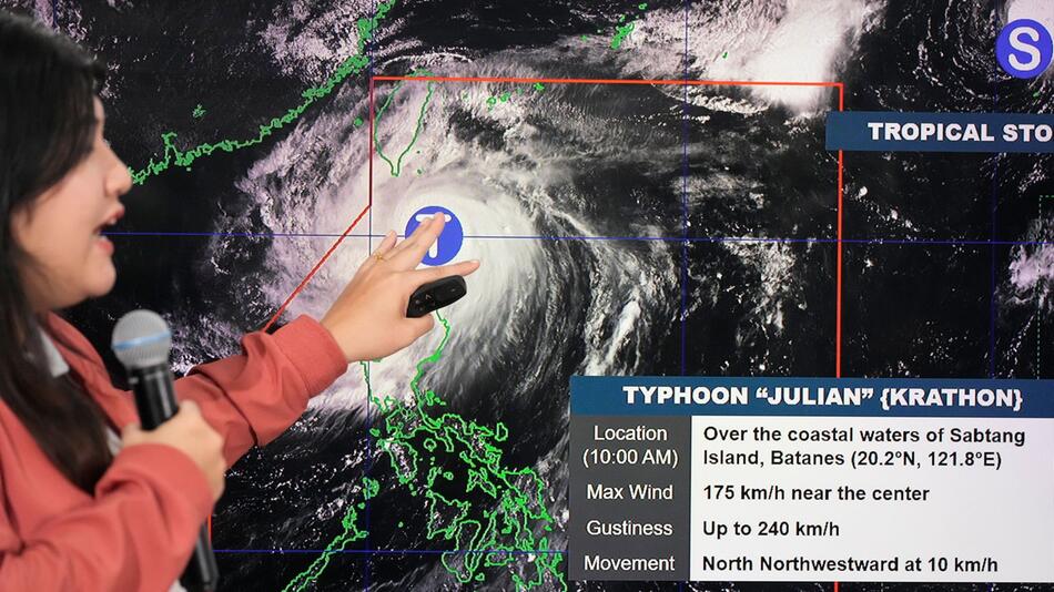 Taifun Julian über den Philippinen