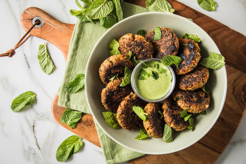 Quinoa-Bratlinge mit Minz-Dip