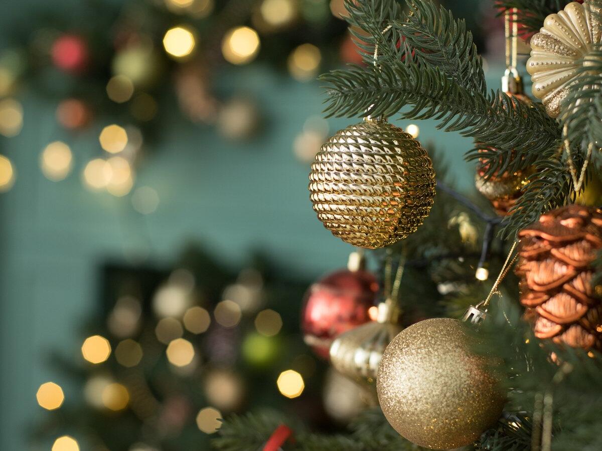 Angesagt: Diese Farben trenden 2025 bei den Weihnachtskugeln