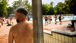 Sommerliche Hitze in Berlin - Prinzenbad