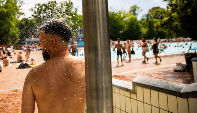 Sommerliche Hitze in Berlin - Prinzenbad