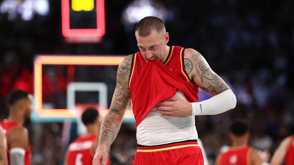 Deutschlands Basketball-Star Daniel Theis beißt nach dem Aus im Halbfinale in sein Trikot