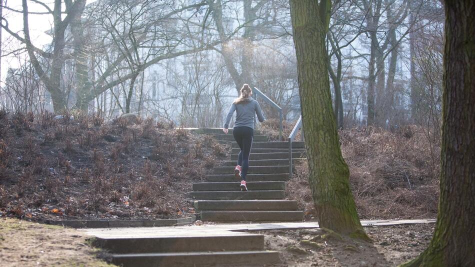 Eine junge Frau joggt