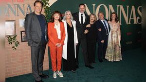 Susan Sarandon neben Vince Vaughn (li.) bei der "Nonnas"-Premiere.