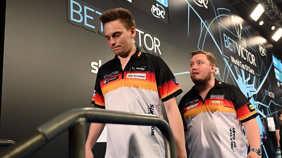 Die deutschen Darts-Profis Ricardo Pietreczko (l.) und Martin Schindler