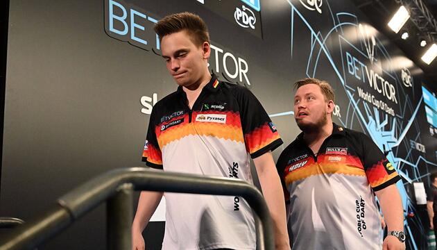 Die deutschen Darts-Profis Ricardo Pietreczko (l.) und Martin Schindler