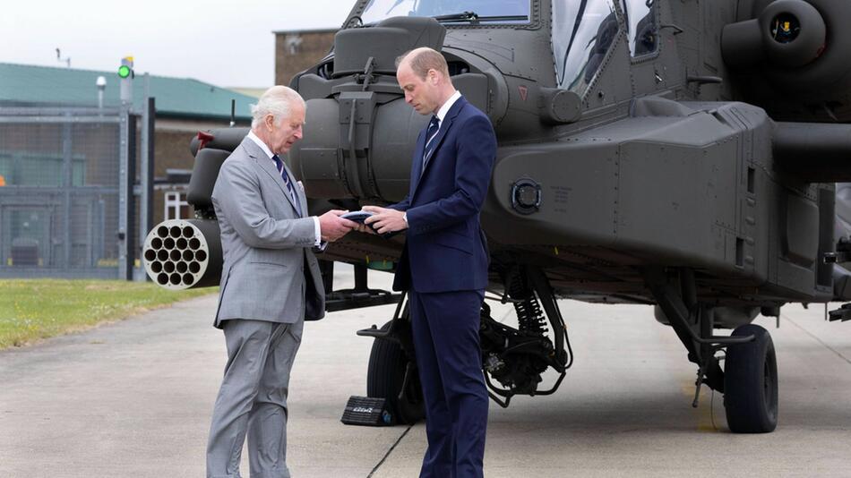 König Charles und sein flugerfahrener Sohn Prinz William vor einem Helikopter