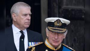 Dass Andrew Mountbatten-Windsor (l.) jemals auf dem Thron von König Charles sitzen wird, ist ...