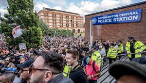 Menschen protestieren vor der Polizeiwache in Southampton. 