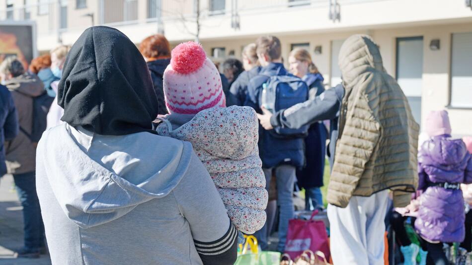 NRW plant keine Bezahlkarten für Flüchtlinge