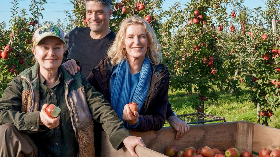 Maria Furtwängler bei den Dreharbeiten zum "Tatort: Königin" mit Regisseur Johannes Naber und ...