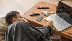 Ein Mann liegt krank auf dem Sofa
