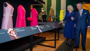 König Charles und Königin Camilla bei der Eröffnung der Ausstellung.