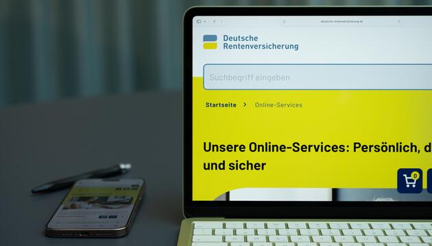 Webseite der Deutschen Rentenversicherung an einem PC