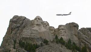 Trump-Show am Mount Rushmore: US-Präsident überfliegt Monument mit neuer Air Force One