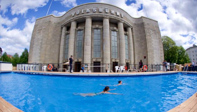 Baden vor der Volksbühne