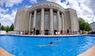 Baden vor der Volksbühne