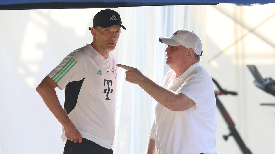 Bayerns Trainer Thomas Tuchel im Gespräch mit Ehrenpräsident Uli Hoeneß.