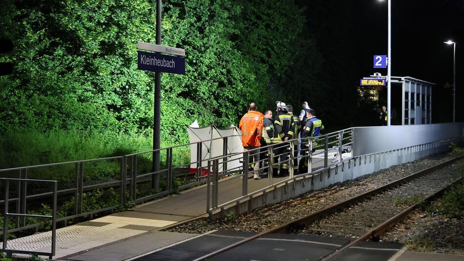 Zwischen Zugwaggons geraten - zwei Männer tödlich verletzt